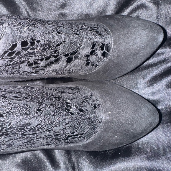 ❤️🔥AUTHENTIC🔥❤️Dolce & Gabbana Black sued and lace booties. - Picture 4 of 12